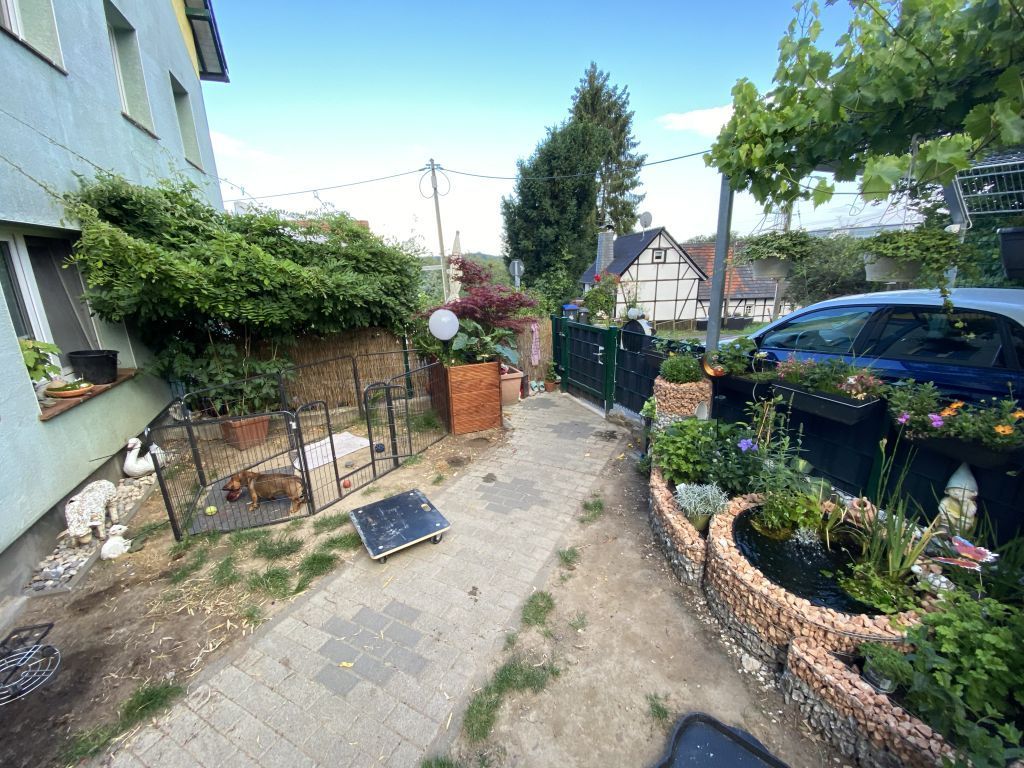 Im Garten ist auch ein Auslauf für den Hund zu finden.