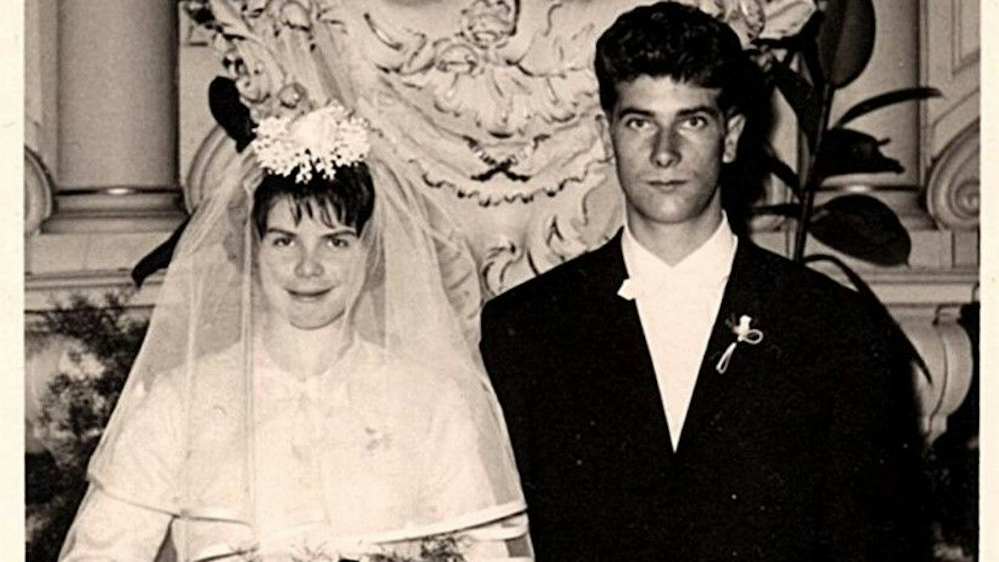 Ursula und Klaus-Peter Voss bei ihrer Hochzeit 1962. Sie trägt ein weißes Kleid mit einem Schleier und er einen Anzug.