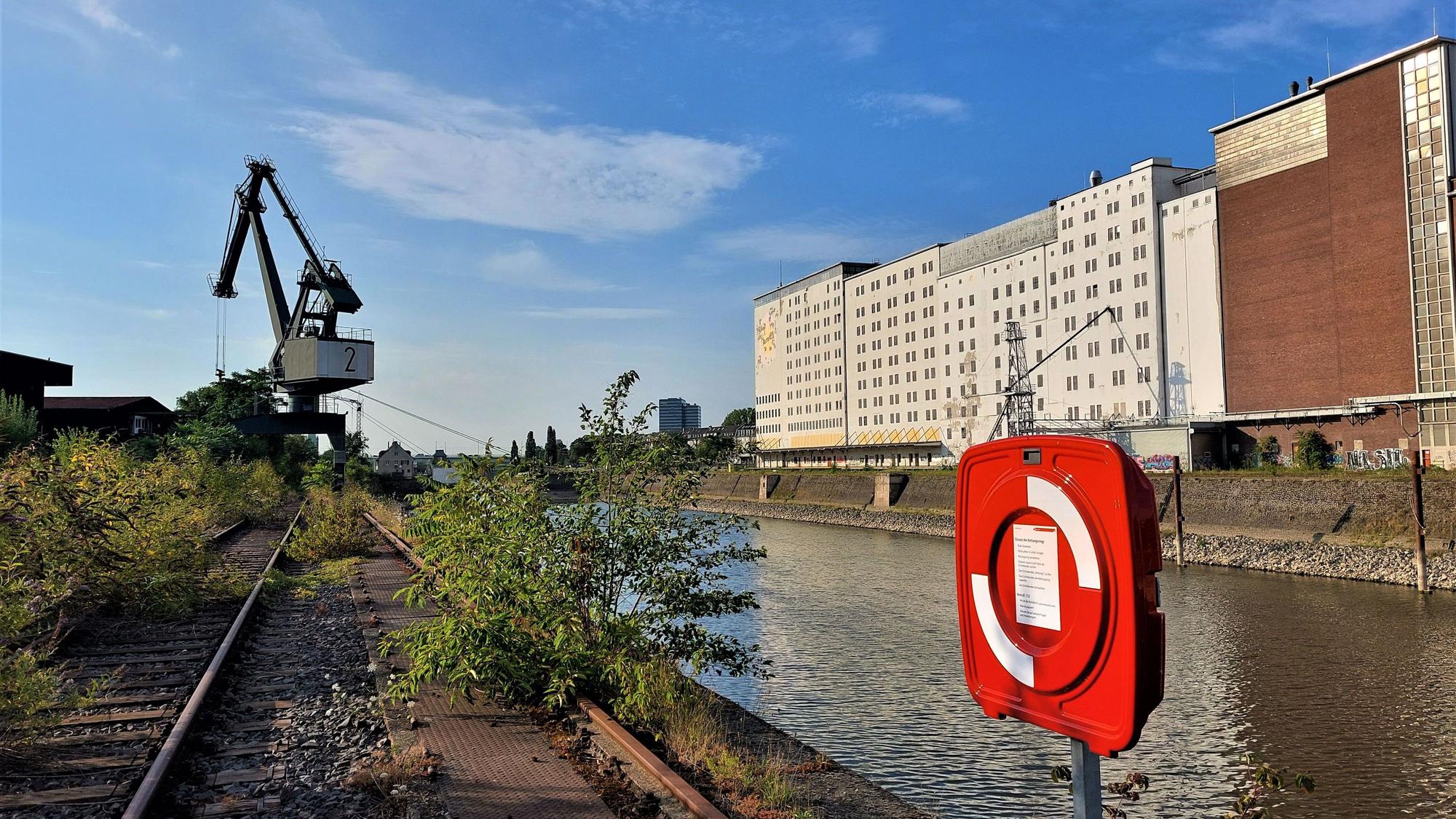 Der Deutzer Hafen in Köln und umliegende Grundstücke.