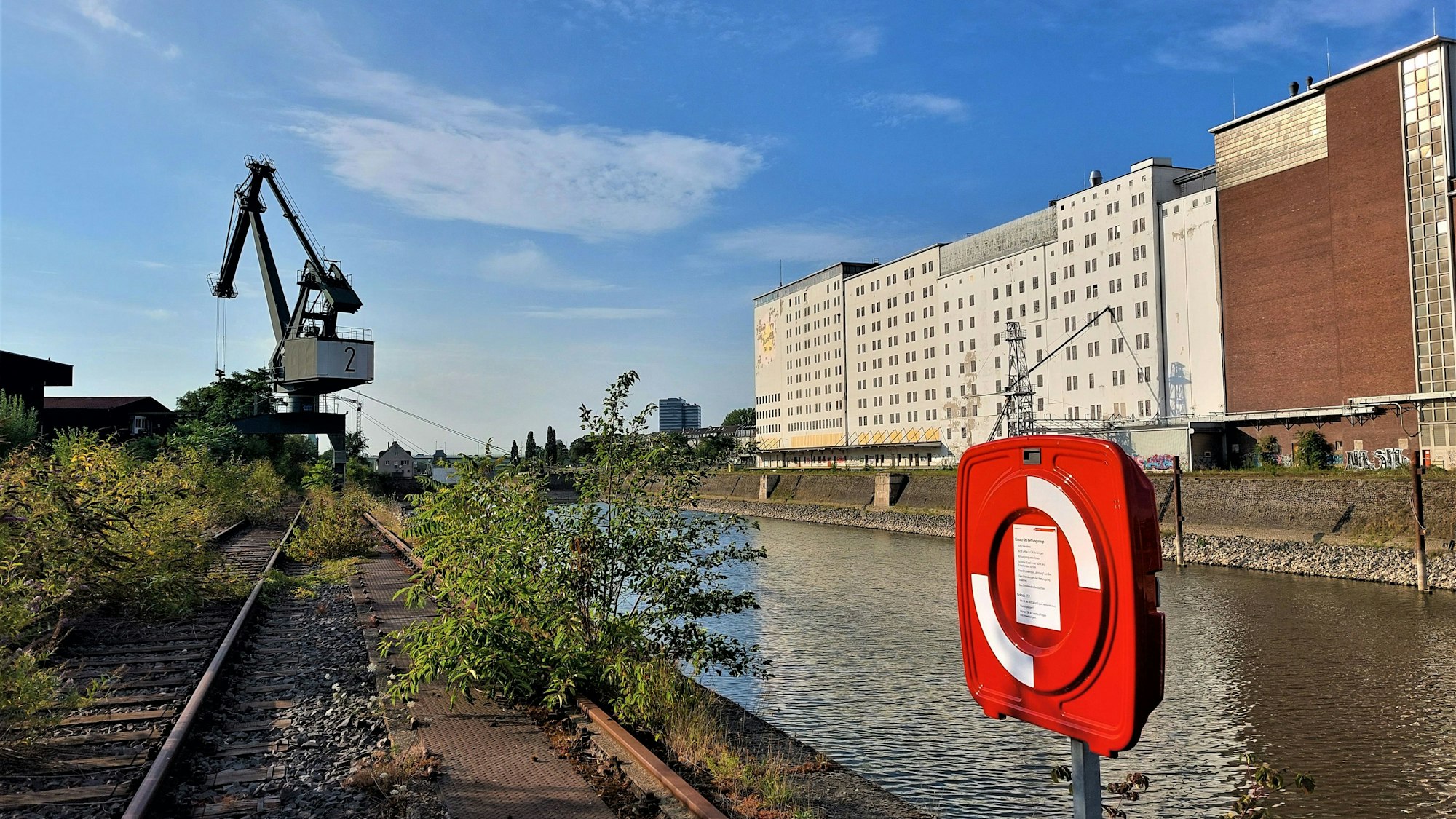 Der Deutzer Hafen in Köln und umliegende Grundstücke.