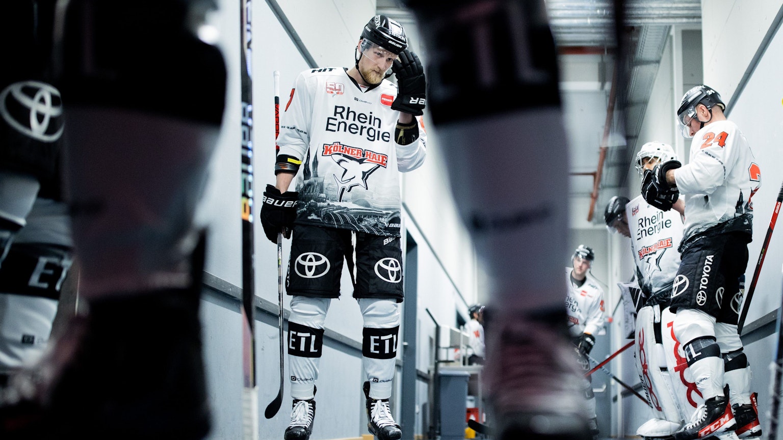 28.10.2022, Nordrhein-Westfalen, Düsseldorf: Eishockey: DEL, Düsseldorfer EG - Kölner Haie, Hauptrunde, 16. Spieltag, PSD Bank Dome. Die Kölner um Nicholas Bailen warten auf den Beginn der Partie. Foto: Rolf Vennenbernd/dpa +++ dpa-Bildfunk +++