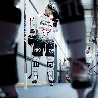 Kölner Haie in einem Flur.