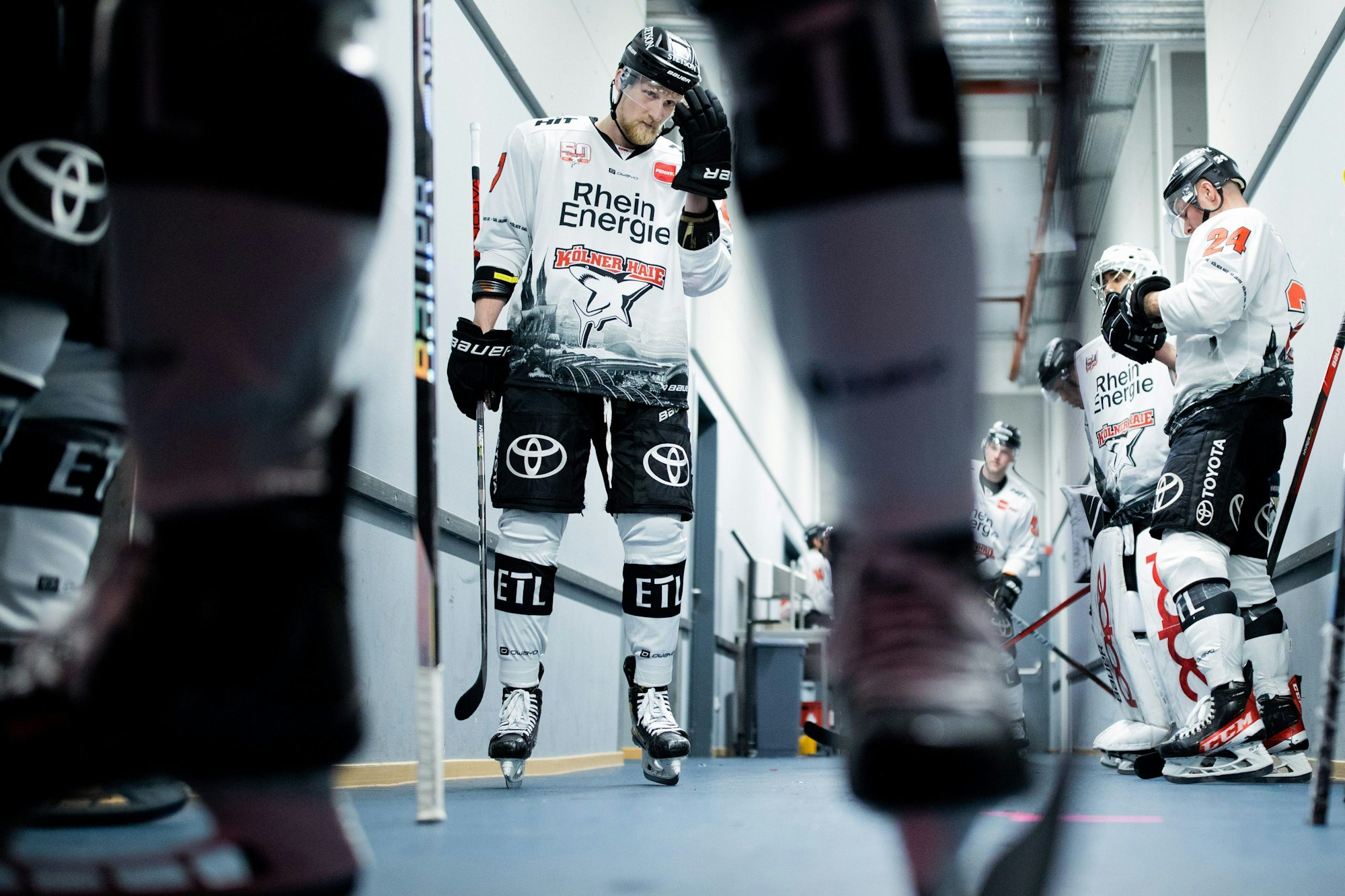 28.10.2022, Nordrhein-Westfalen, Düsseldorf: Eishockey: DEL, Düsseldorfer EG - Kölner Haie, Hauptrunde, 16. Spieltag, PSD Bank Dome. Die Kölner um Nicholas Bailen warten auf den Beginn der Partie. Foto: Rolf Vennenbernd/dpa +++ dpa-Bildfunk +++