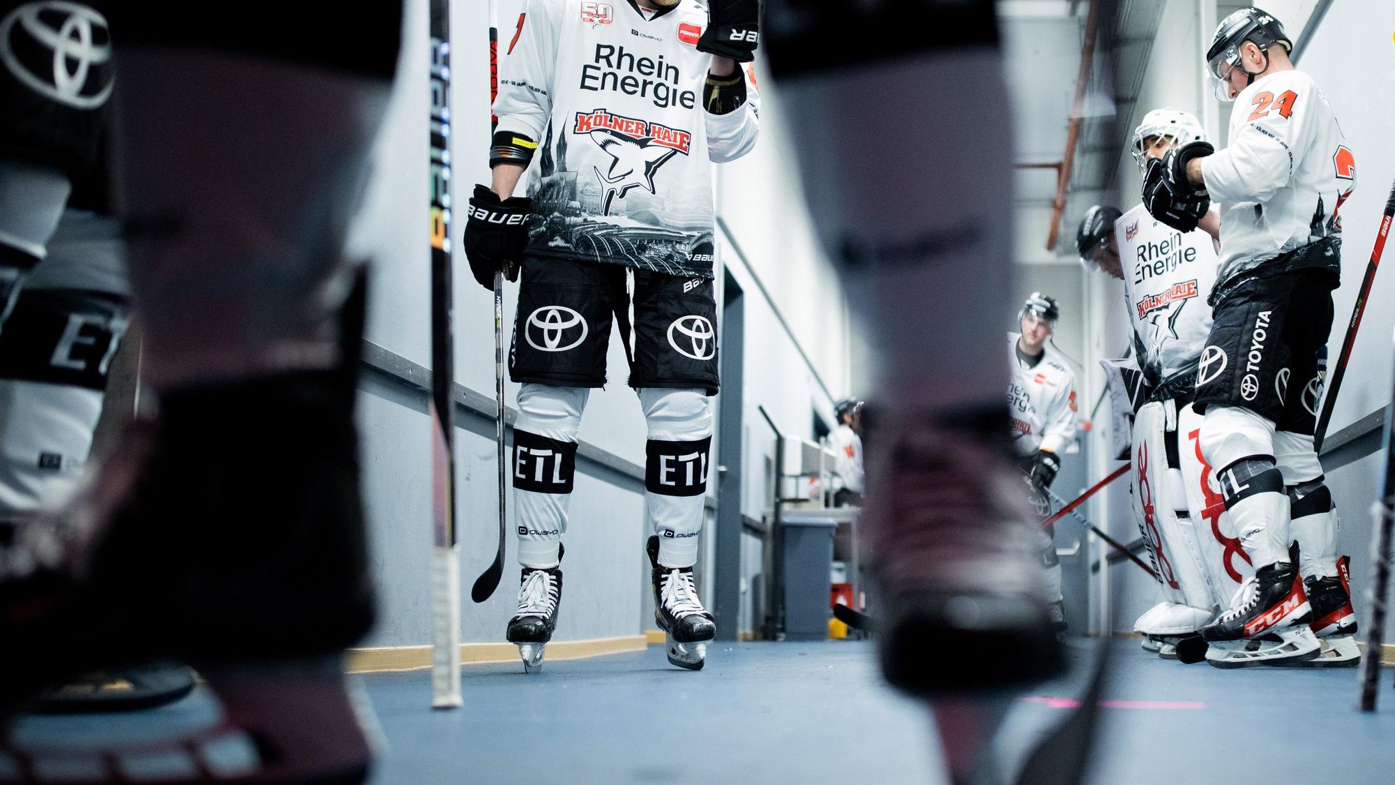 Kölner Haie in einem Flur.