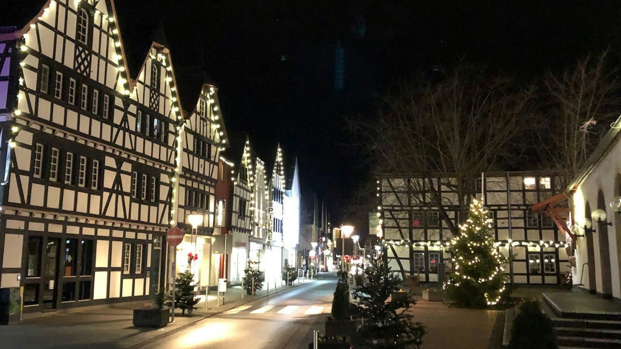 Die Rheinbacher Innenstadt ist mit Lichterketten und Weihnachtsbäumchen geschmückt.