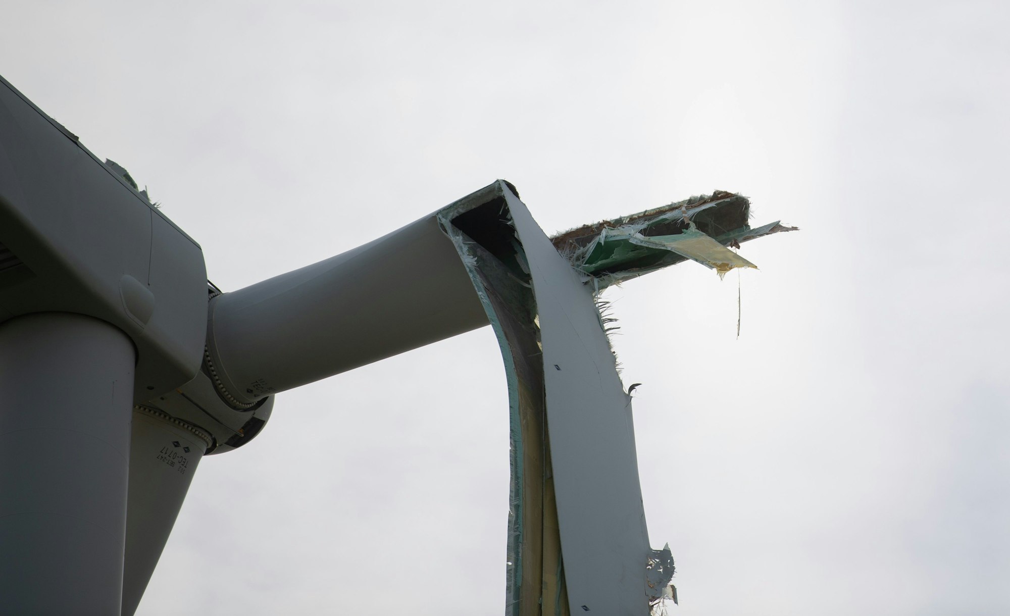 Ein zweiter Flügel des Windrads hängt nur noch in Teilen an der Kanzel.