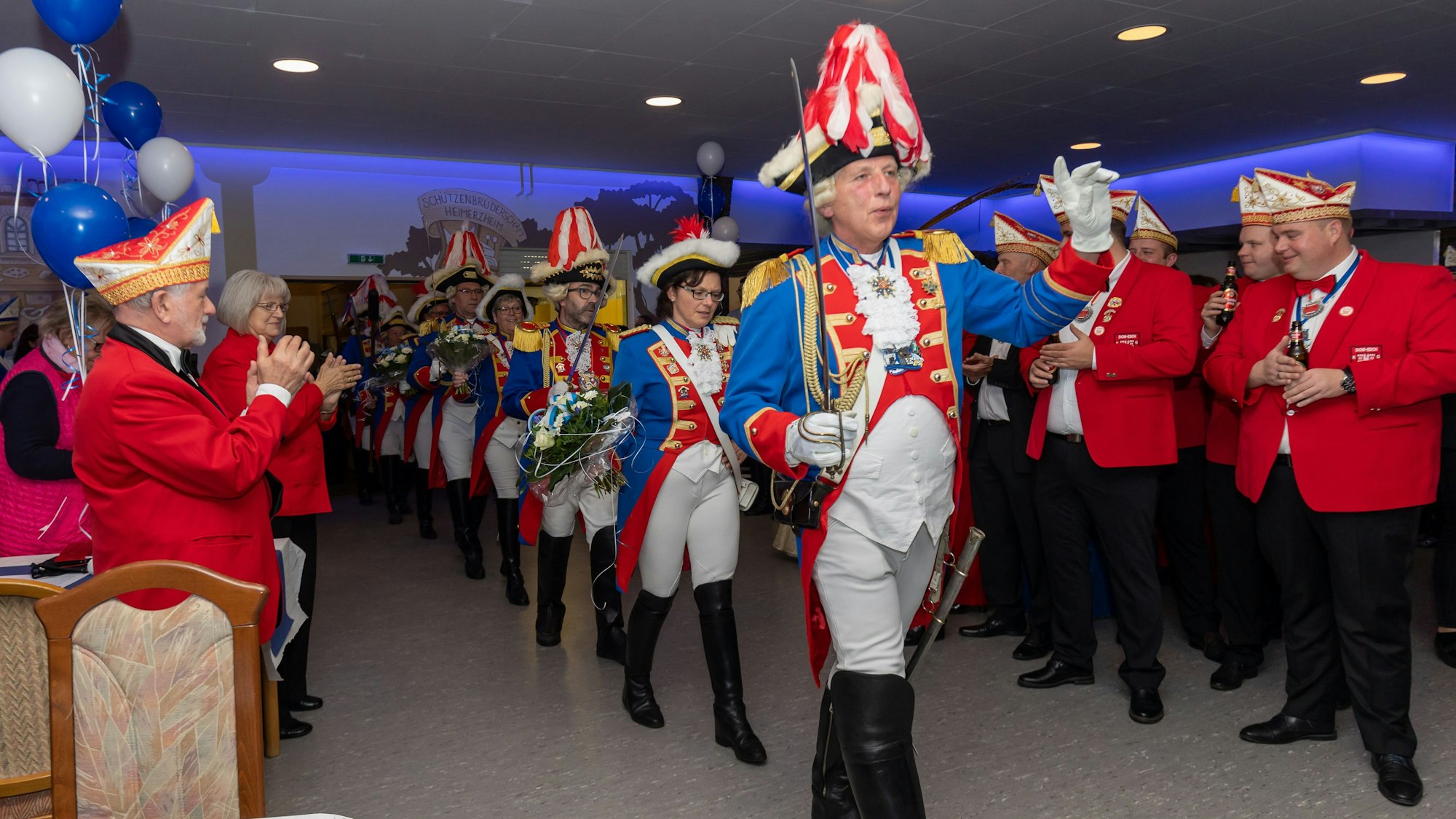 Einmarsch bei der Proklamation des Prinzenpaares der Karnevalsgesellschaft GroHeiKa in der Schützenhalle am 05.11.2022 in Swisttal-Heimerzheim.