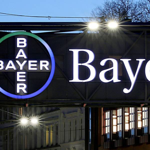 Wuppertal: Das Bayer-Kreuz leuchtet in der Dämmerung. (
