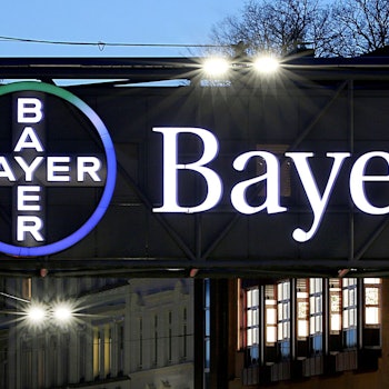 Wuppertal: Das Bayer-Kreuz leuchtet in der Dämmerung. (