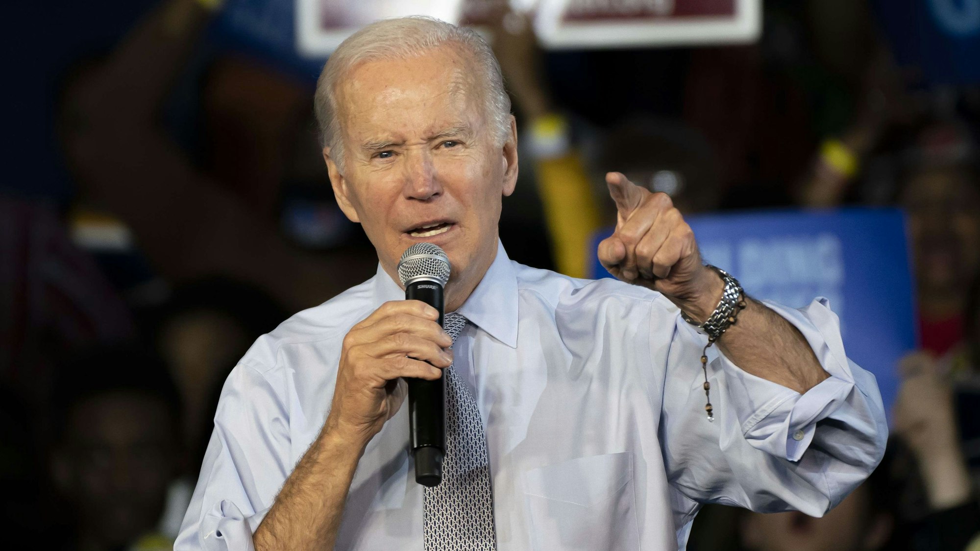 US-Präsident Joe Biden steht bei einem Wahlkampfauftritt am 7. November auf der Bühne, spricht in ein Mikrofon und gestikuliert.