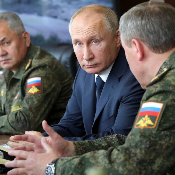 Verteidigungsminister Sergei Schoigu (l.) und Kremlchef Wladimir Putin (M.) bei einem Besuch auf einem Truppenübungsplatz. Nach einem „taktischen Durchbruch“ der ukrainischen Truppen wird Kritik an Schoigu laut.