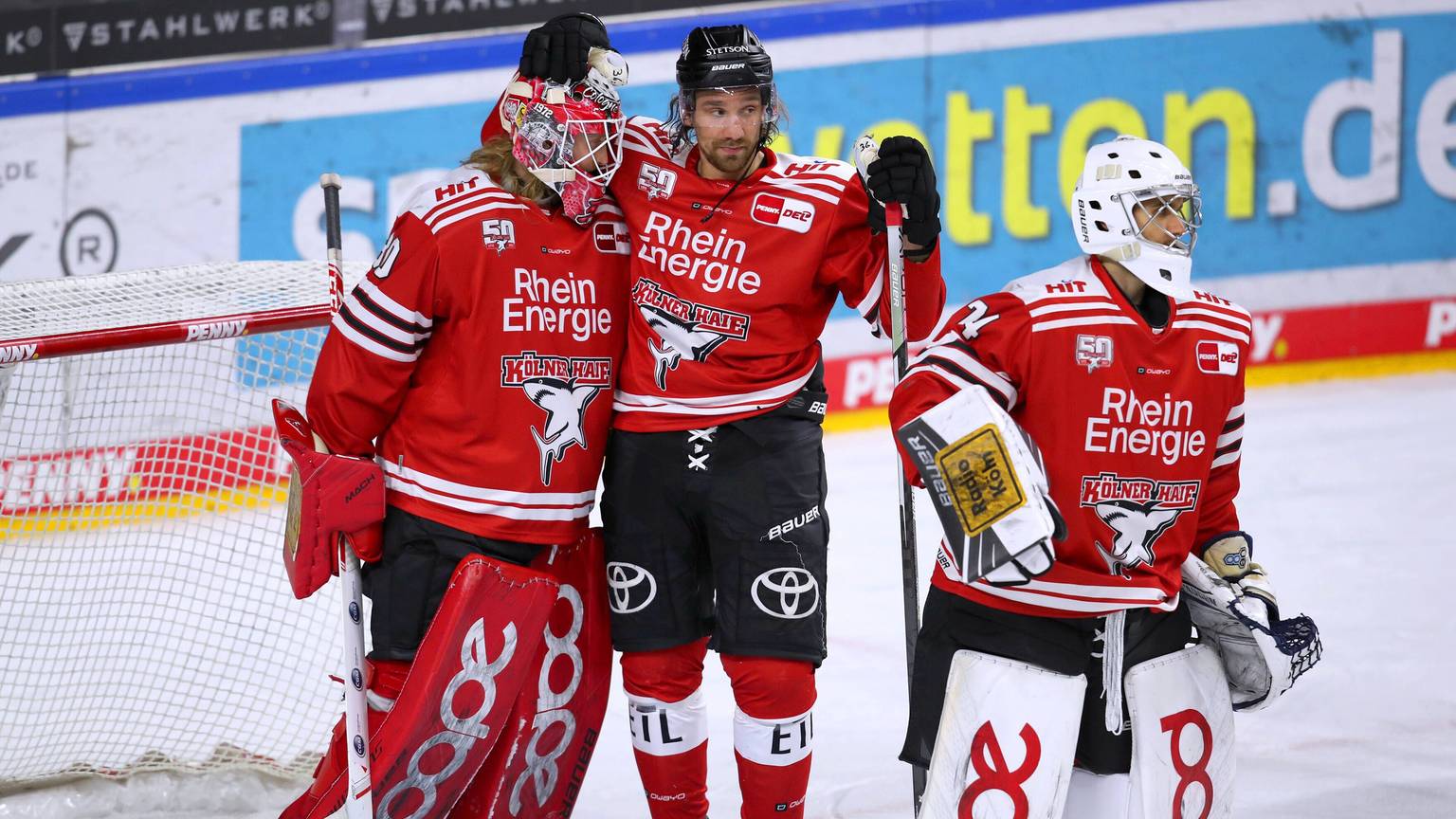 01.11.2022, Lanxess-Arena Köln, Kölner Haie - Eisbären Berlin: Mirko Pantkowski und Andreas Thuresson von Kölner Haie freuen sich nach dem 3:2 Sieg gegen Berlin NRW Deutschland