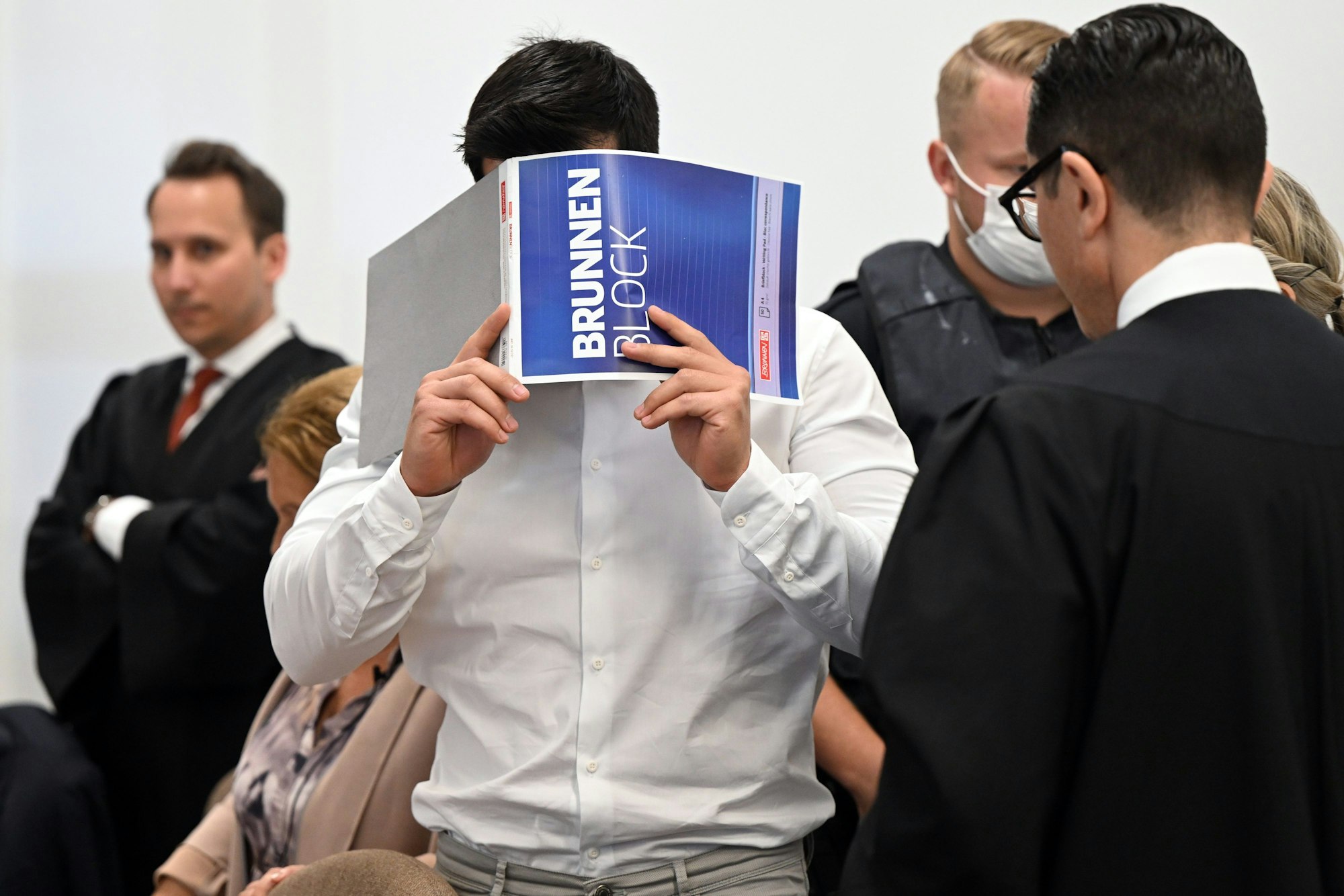 05.07.2022, Nordrhein-Westfalen, Köln: Der Angeklagte wird in den Gerichtsaal geführt. Der 34-Jährige soll an insgesamt drei Überfällen in Köln und Baden-Württemberg mit einer Gesamtbeute von mehr als 700 000 Euro beteiligt gewesen sein.