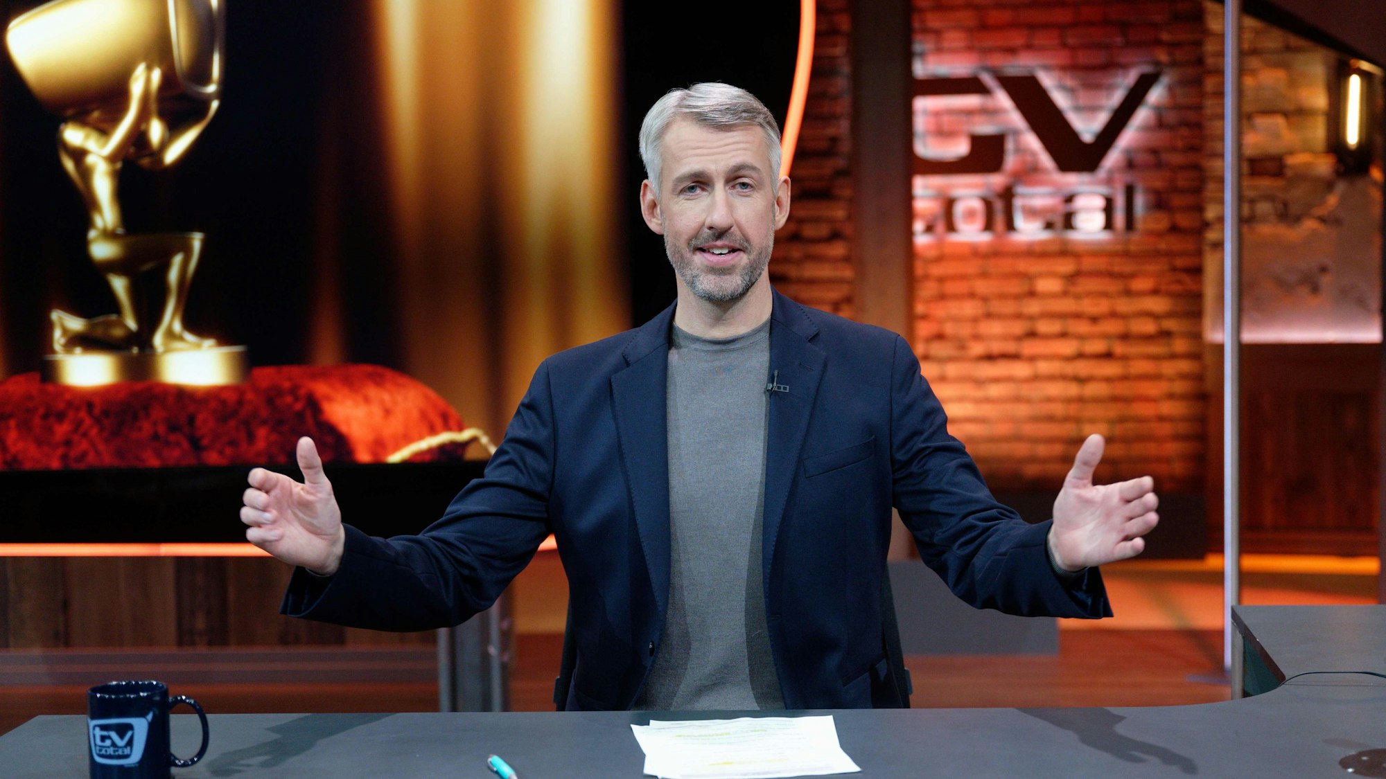 Der Entertainer Sebastian Pufpaff sitzt nach der Aufzeichnung der ersten Sendung der wieder aufgenommenen ProSieben-Comedyshow «TV total» im Studio.
