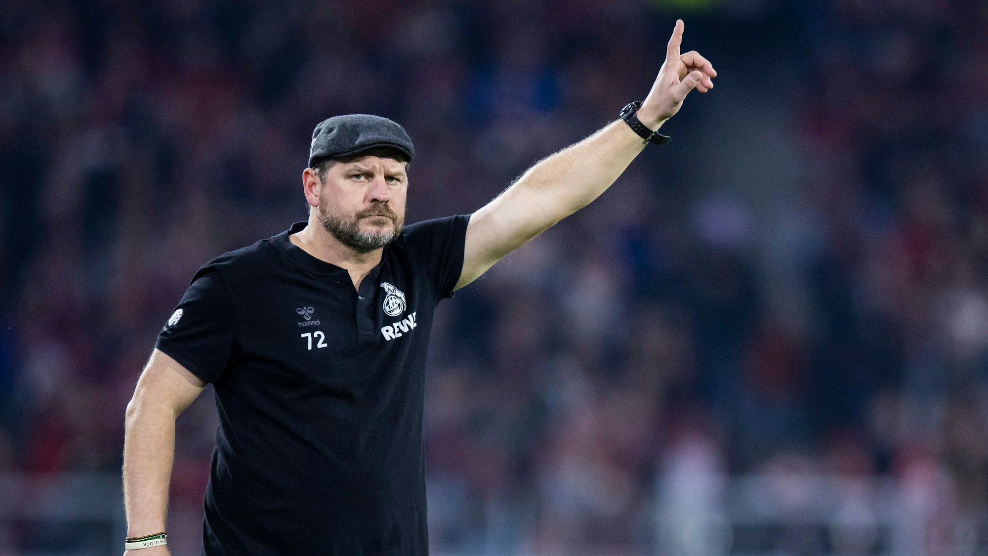 Kölns Trainer Steffen Baumgart gestikuliert.