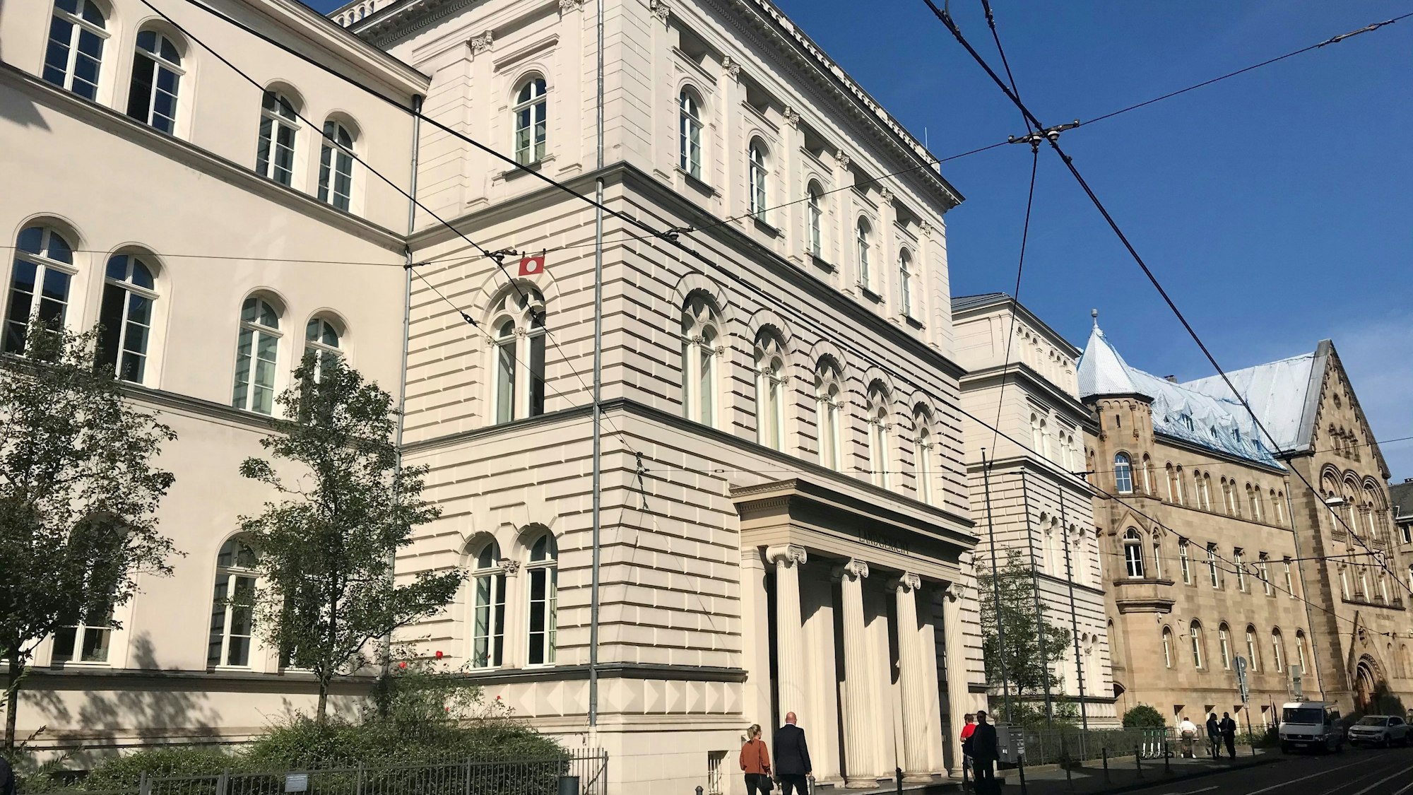 Das Landgericht Bonn: Ein großer, weißer Bau mit Säuleneingang.