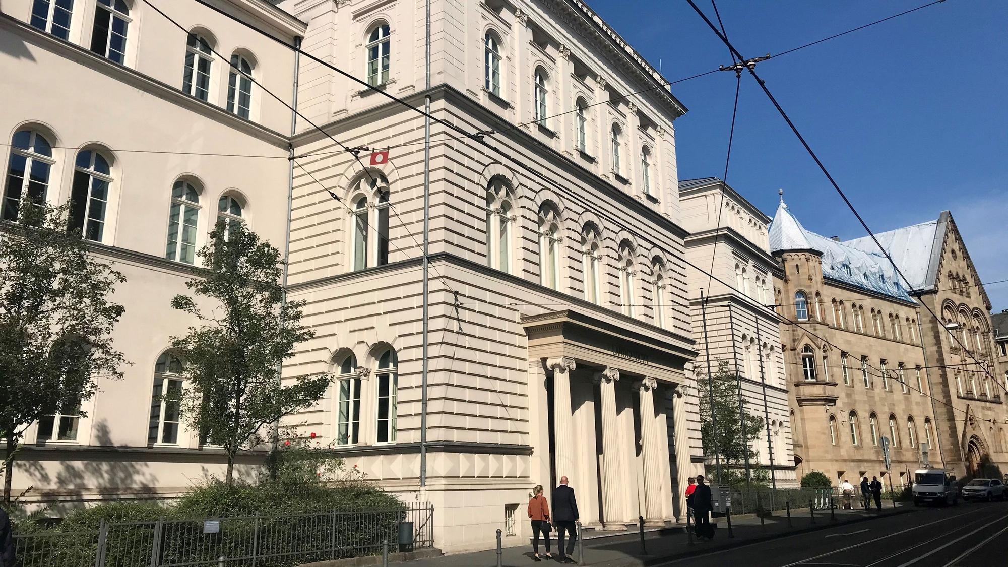 Passanten gehen am Landgericht Bonn vorbei.