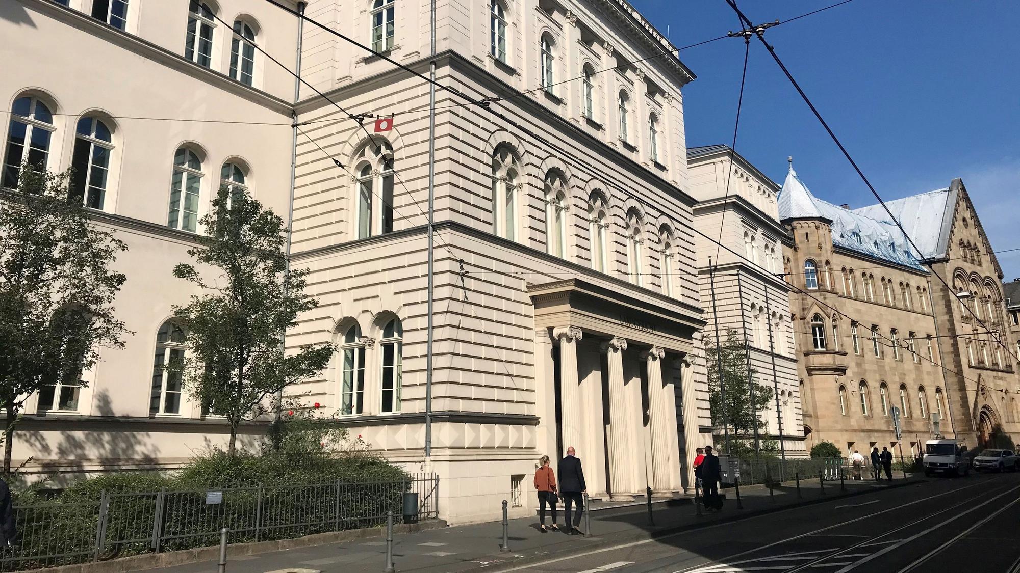 Das Bild zeigt das Landgericht Bonn von außen.