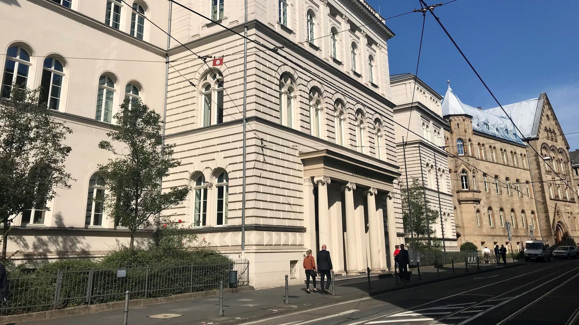 Wegen des sexuellen Missbrauchs seiner Enkelin muss sich ein 61-Jähriger zurzeit erneut vor dem Bonner Landgericht verantworten.
