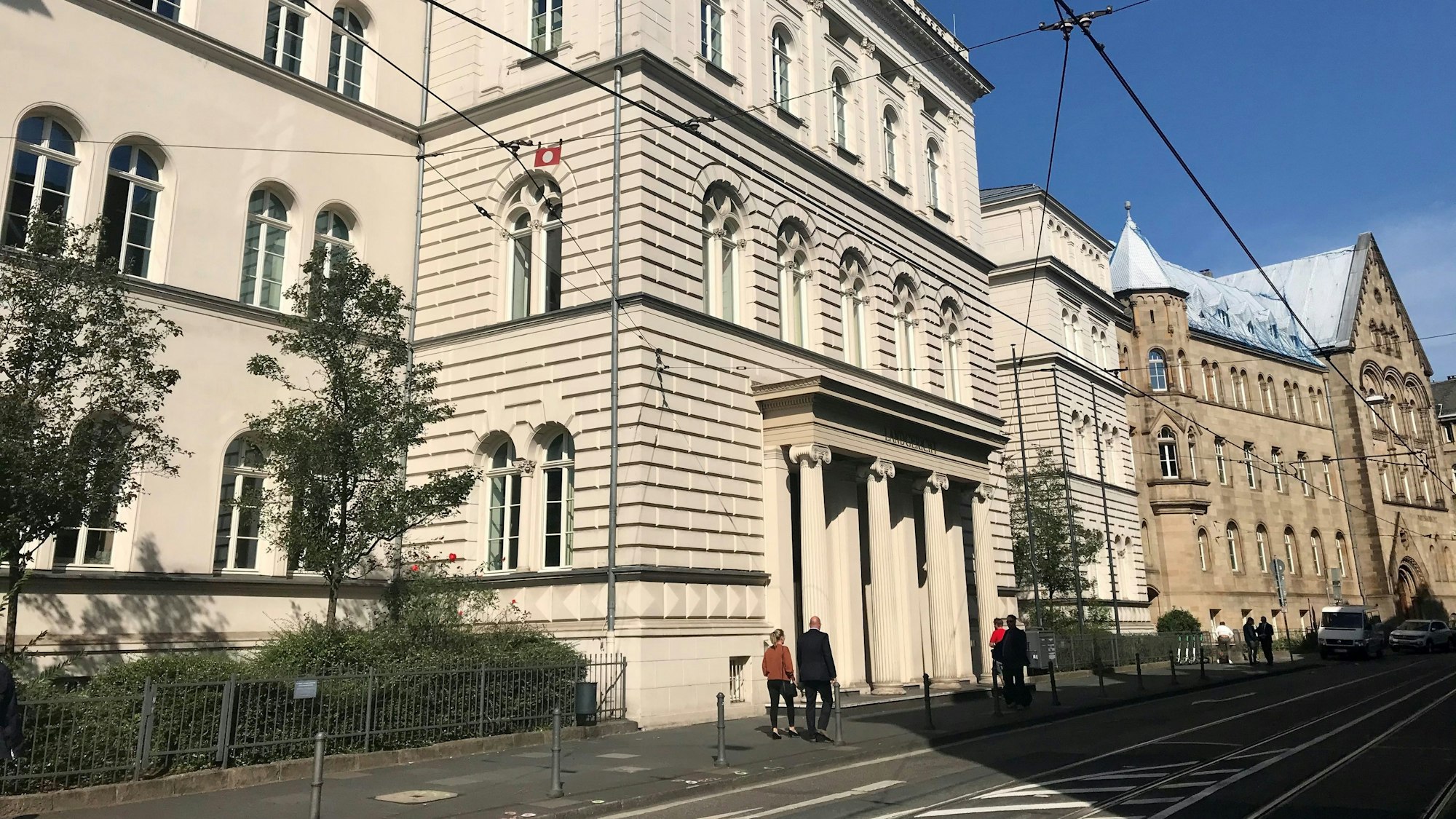 Wegen des sexuellen Missbrauchs seiner Enkelin muss sich ein 61-Jähriger zurzeit erneut vor dem Bonner Landgericht verantworten.