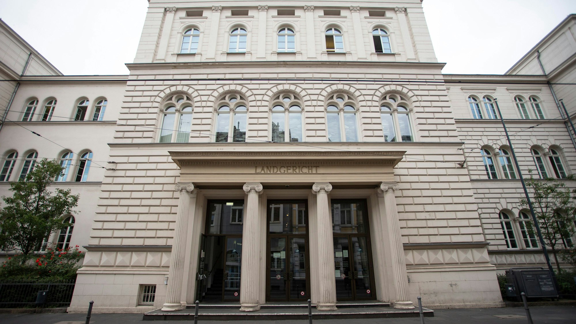 Blick auf das Bonner Landgericht an der Oxfordstraße