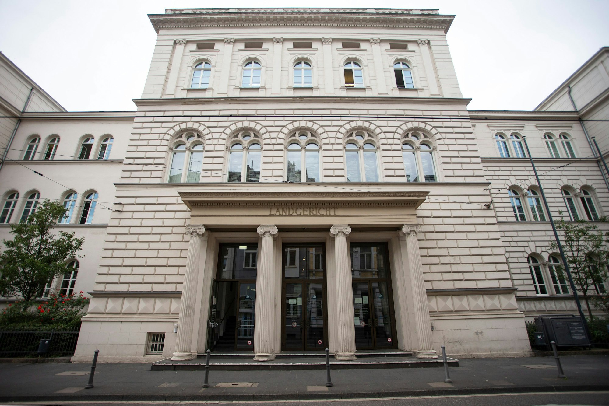 Blick auf den Eingangsbereich des Landgerichts an der Bonner Wilhelmstraße