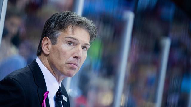 28.10.2022: Kölns Trainer Uwe Krupp steht am Spielfeldrand und blickt in die Kamera.