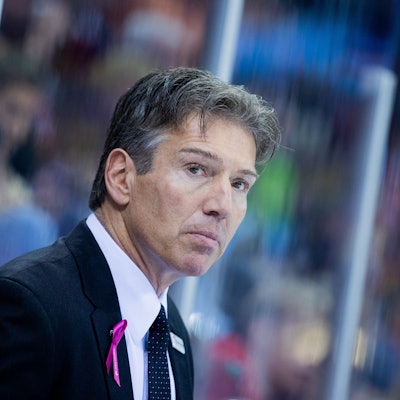 28.10.2022: Kölns Trainer Uwe Krupp steht am Spielfeldrand und blickt in die Kamera.