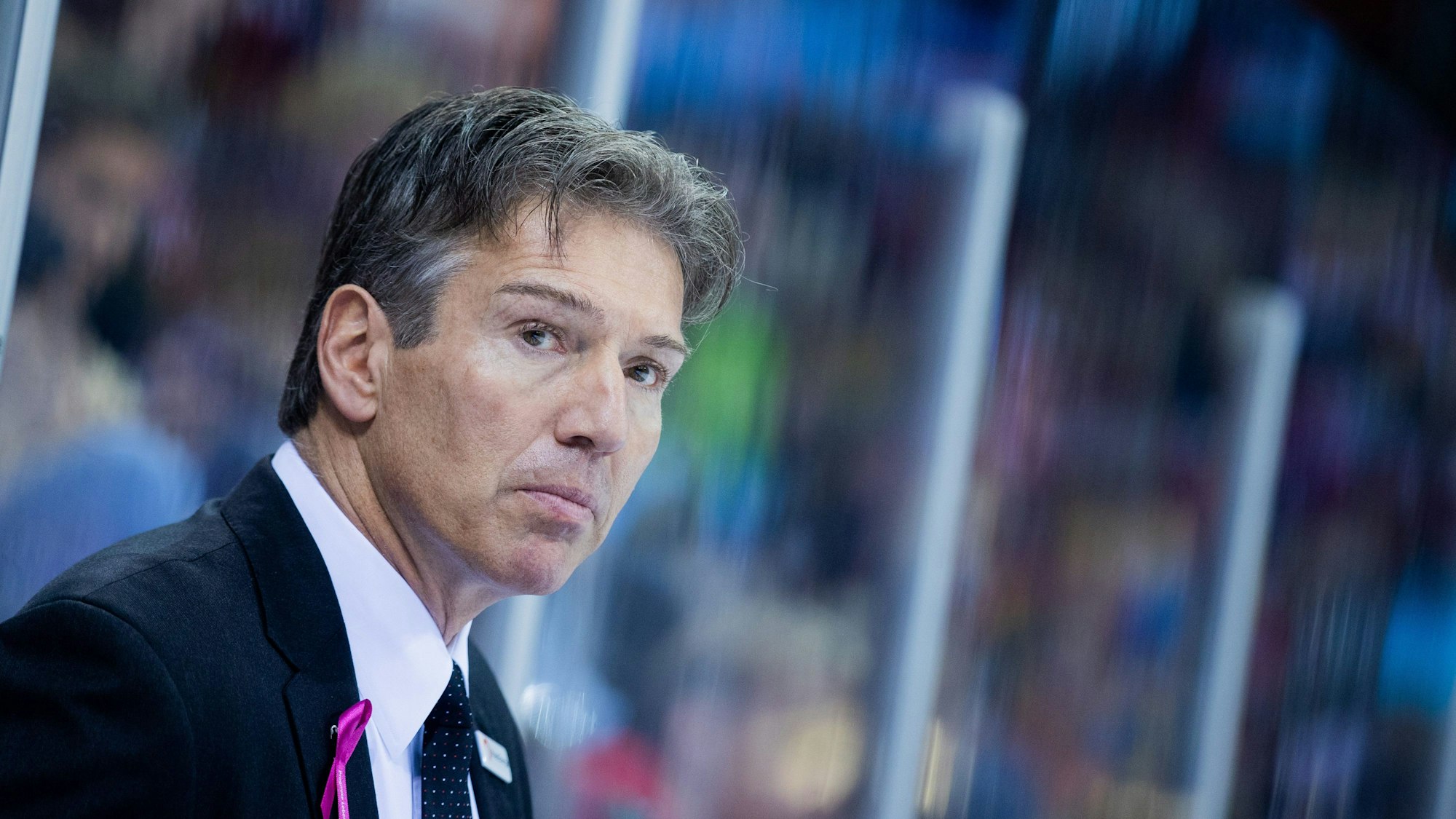 28.10.2022: Kölns Trainer Uwe Krupp steht am Spielfeldrand und blickt in die Kamera.