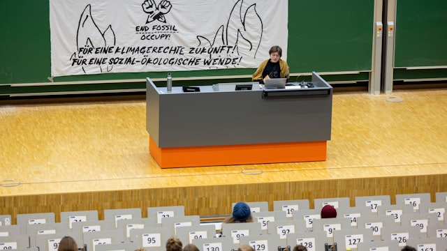 08.11.2022, Nordrhein-Westfalen, Duisburg: Im großen Hörsaal, dem Audimax, veranstalten die Aktivisten alternative Vorlesungen, einige Studierende hören zu.