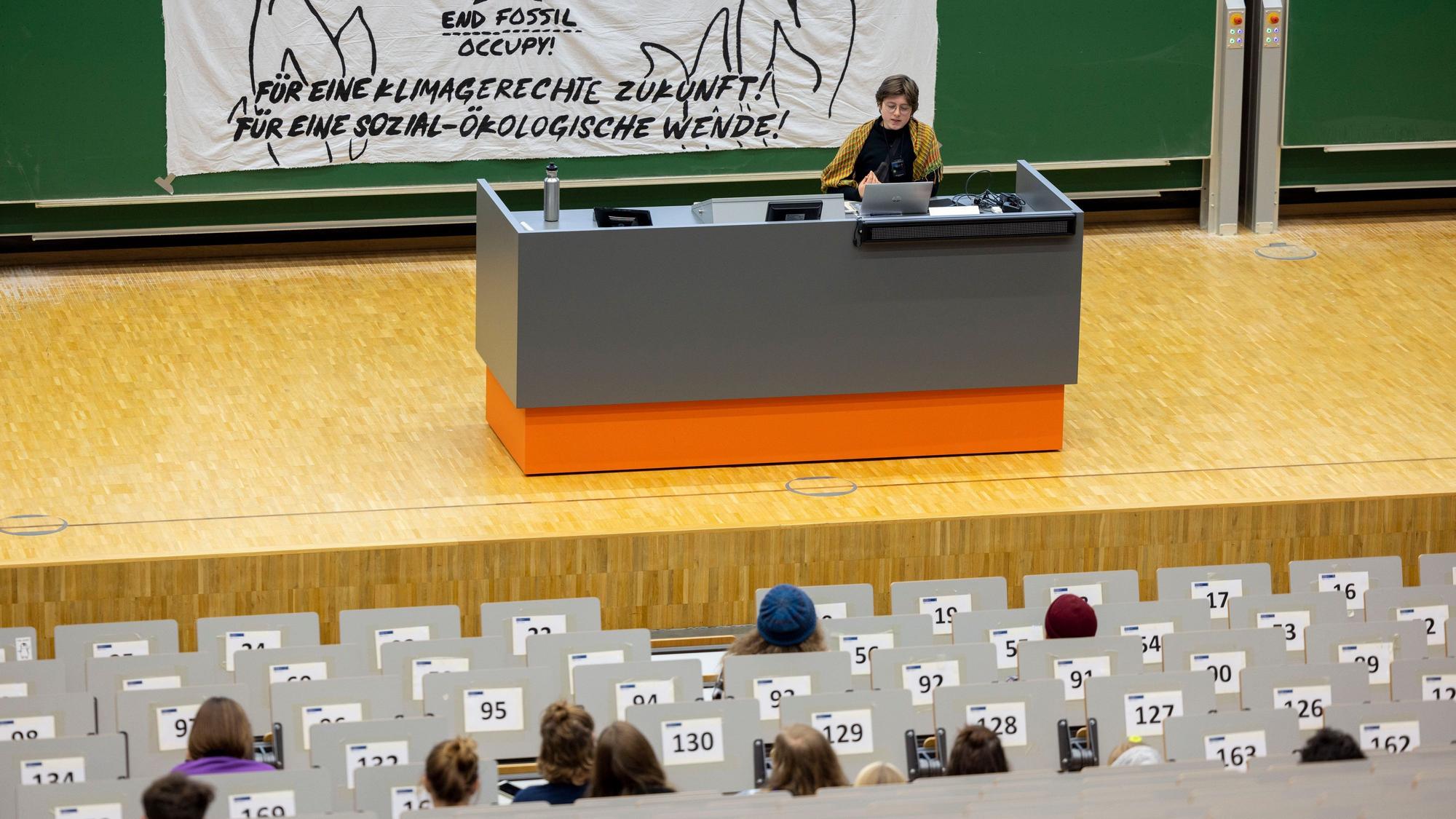 08.11.2022, Nordrhein-Westfalen, Duisburg: Im großen Hörsaal, dem Audimax, veranstalten die Aktivisten alternative Vorlesungen, einige Studierende hören zu.