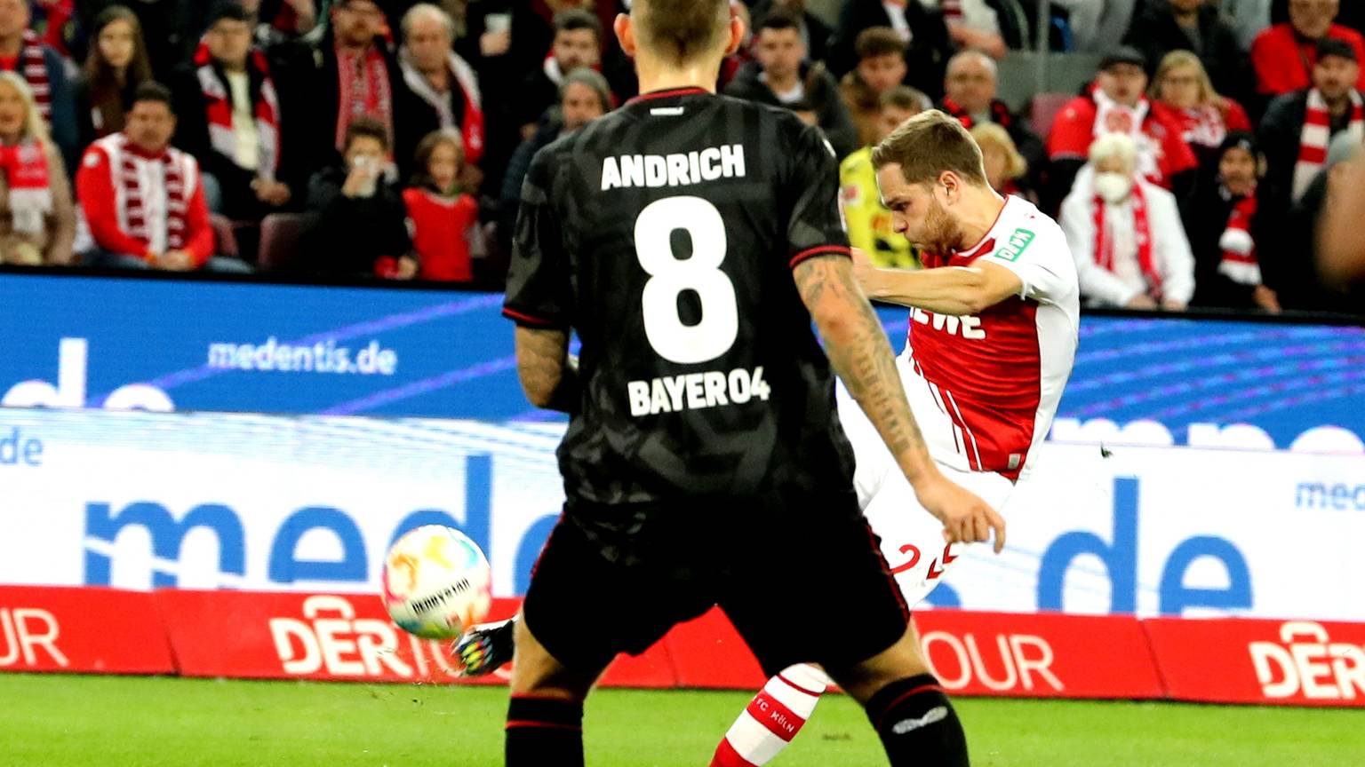 Benno Schmitz schießt den Ball. Andrich steht vor ihm.