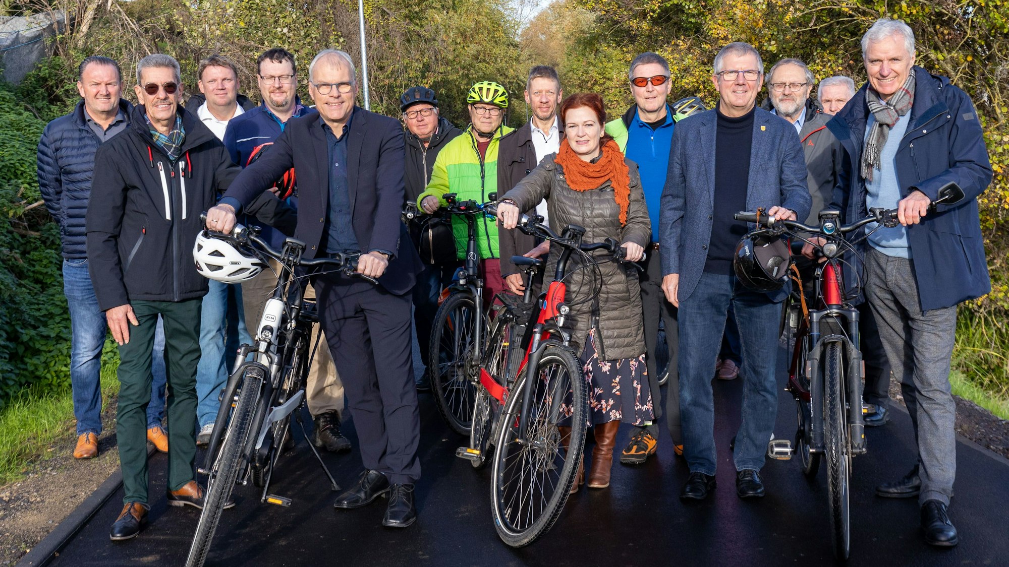 Oberbürgermeisterin Katja Dörner (Mitte) am 09.11.2022 bei der Eröffnung der Rad-Pendler-Route Bornheim-Alfter-Bonn in Alfter mit den kommunalen Bürgermeistern Rolf Schumacher (Alfter, re.) und Christoph Becker (Bornheim, 2.v.re.) und weiteren Projektbeteiligten.