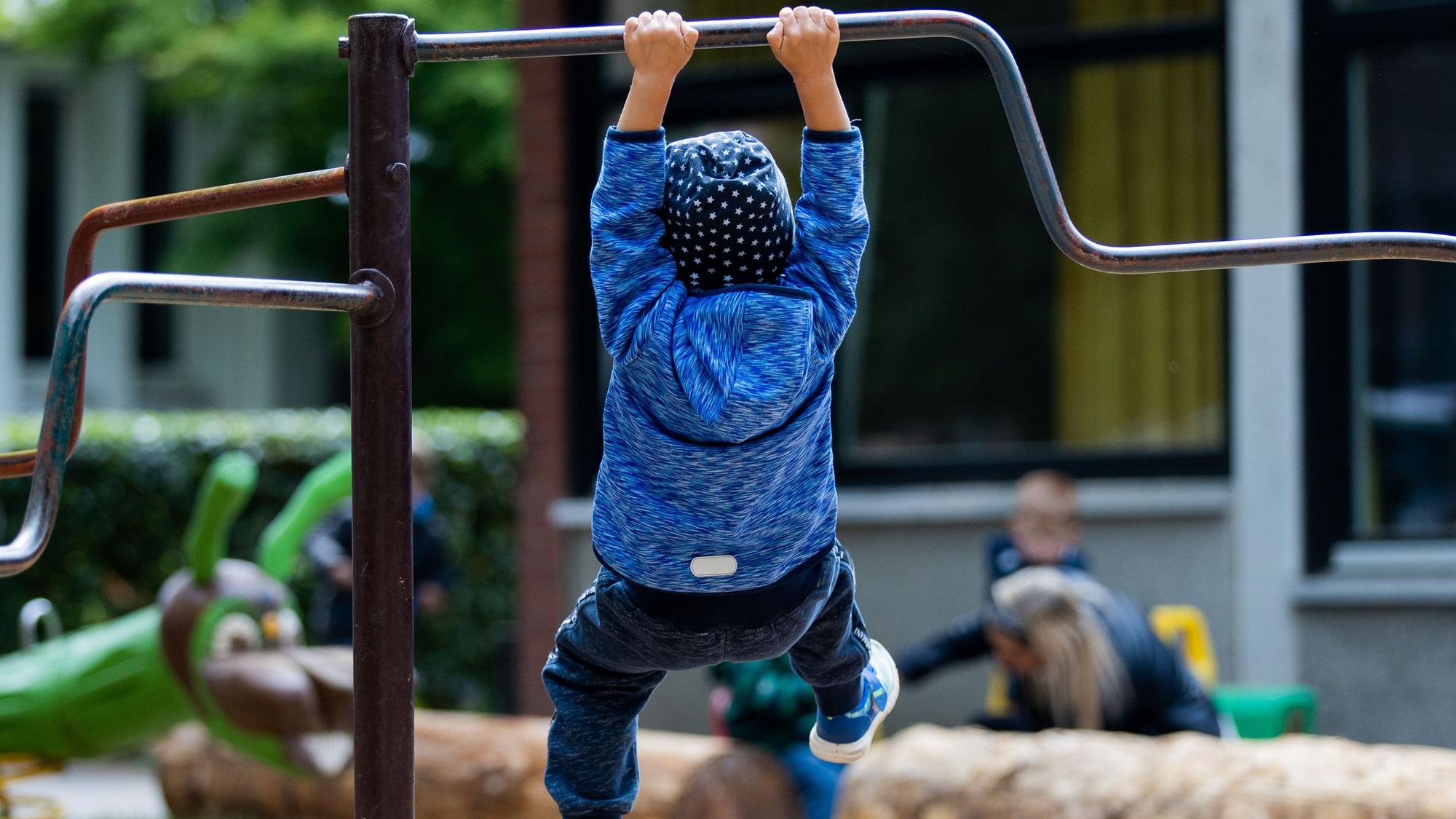 Ein Kind spielt auf dem Spielplatz einer Kindertagesstätte. (Symbolbild)