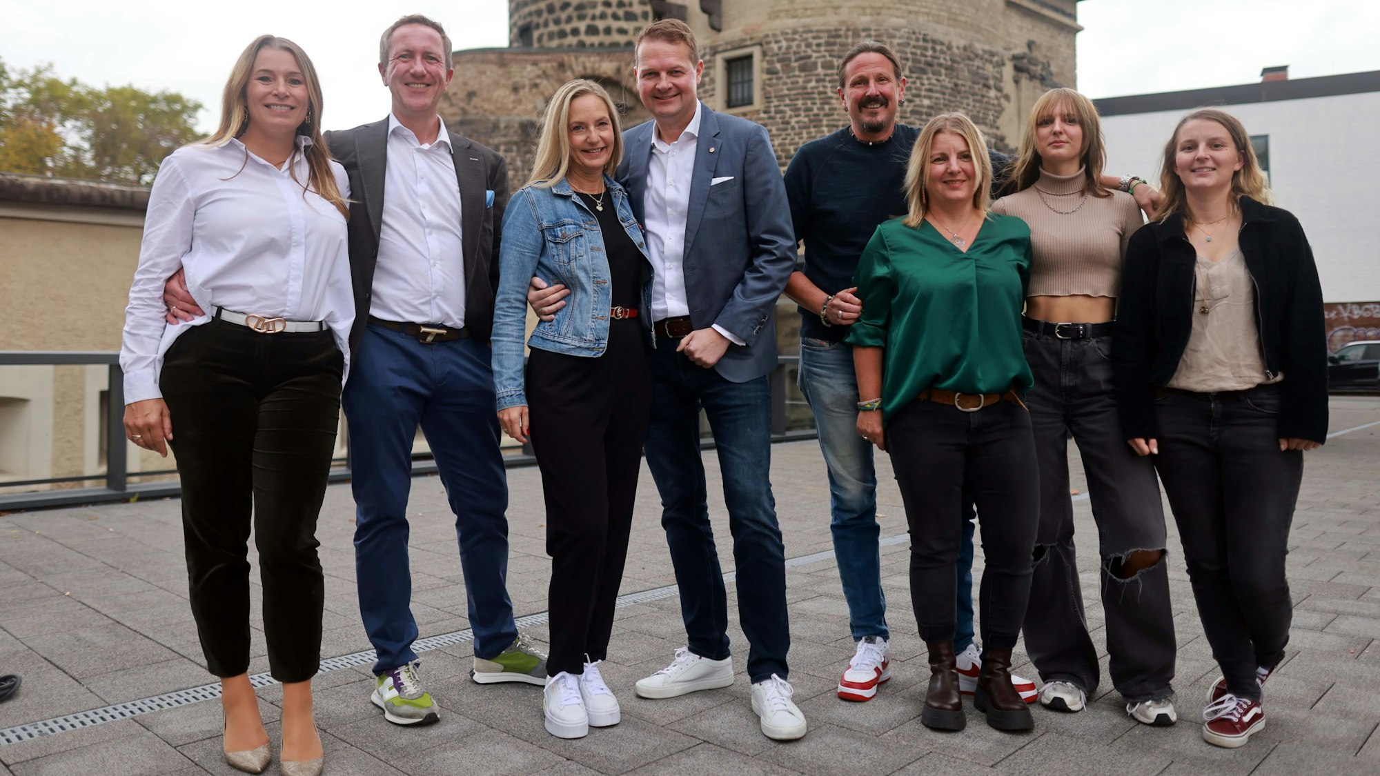 Das designierte Kölner Dreigestirn der Roten Funken samt Familien vor der Ulrepforte, dem Stammsitz der Roten Funken.