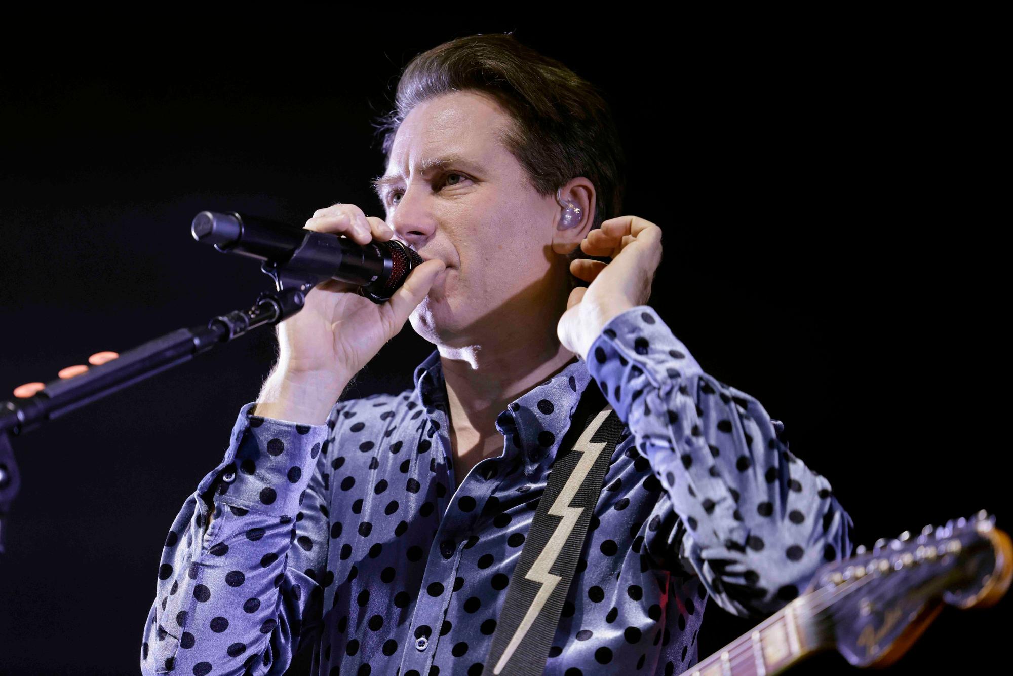 Im Kölner E-Werk singt Alexander Kapranos von der Indi-Rokband "Franz Ferdinand" im Rahmen der "Hits to the Head"-Tour.