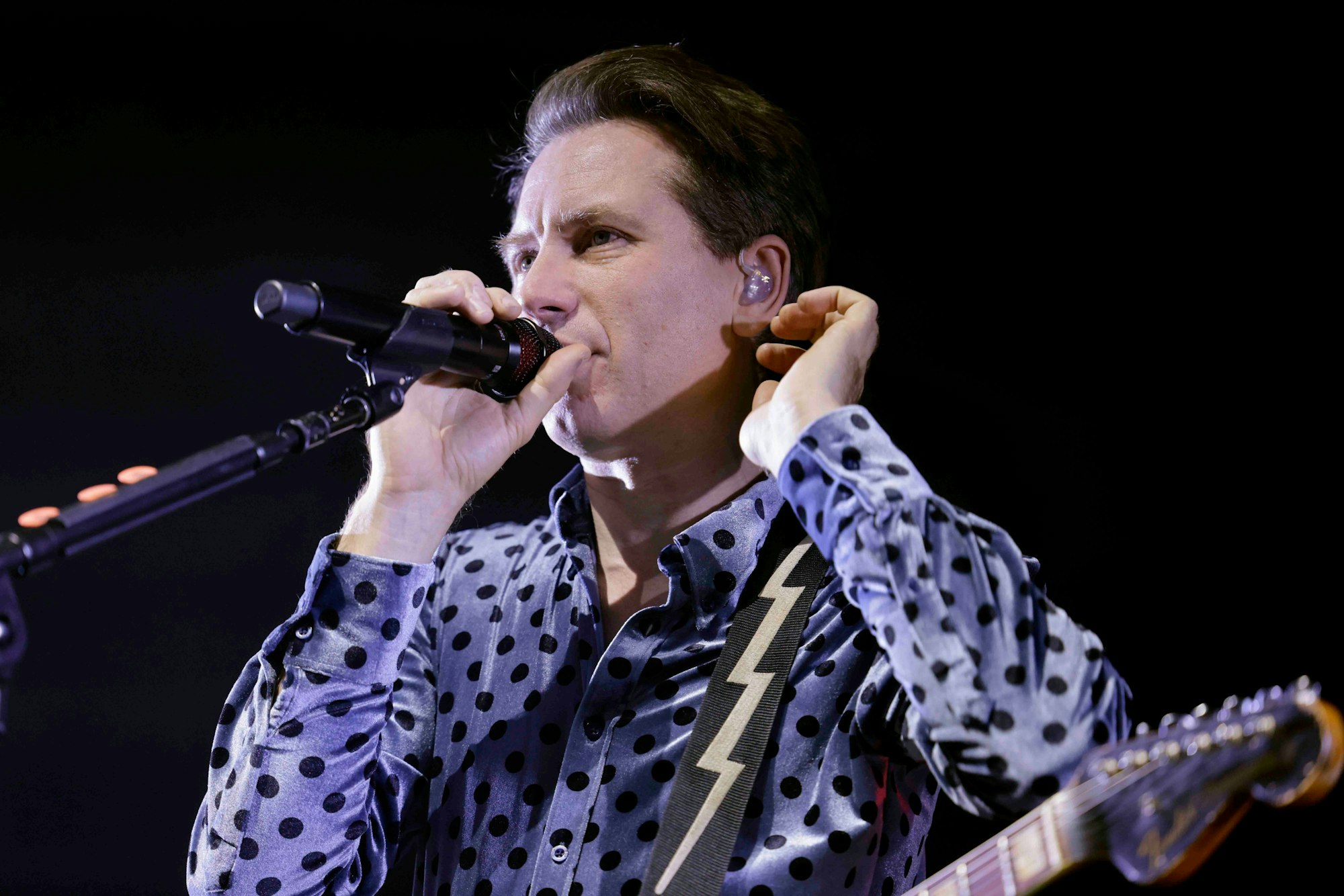 Im Kölner E-Werk singt Alexander Kapranos von der Indi-Rokband "Franz Ferdinand" im Rahmen der "Hits to the Head"-Tour.