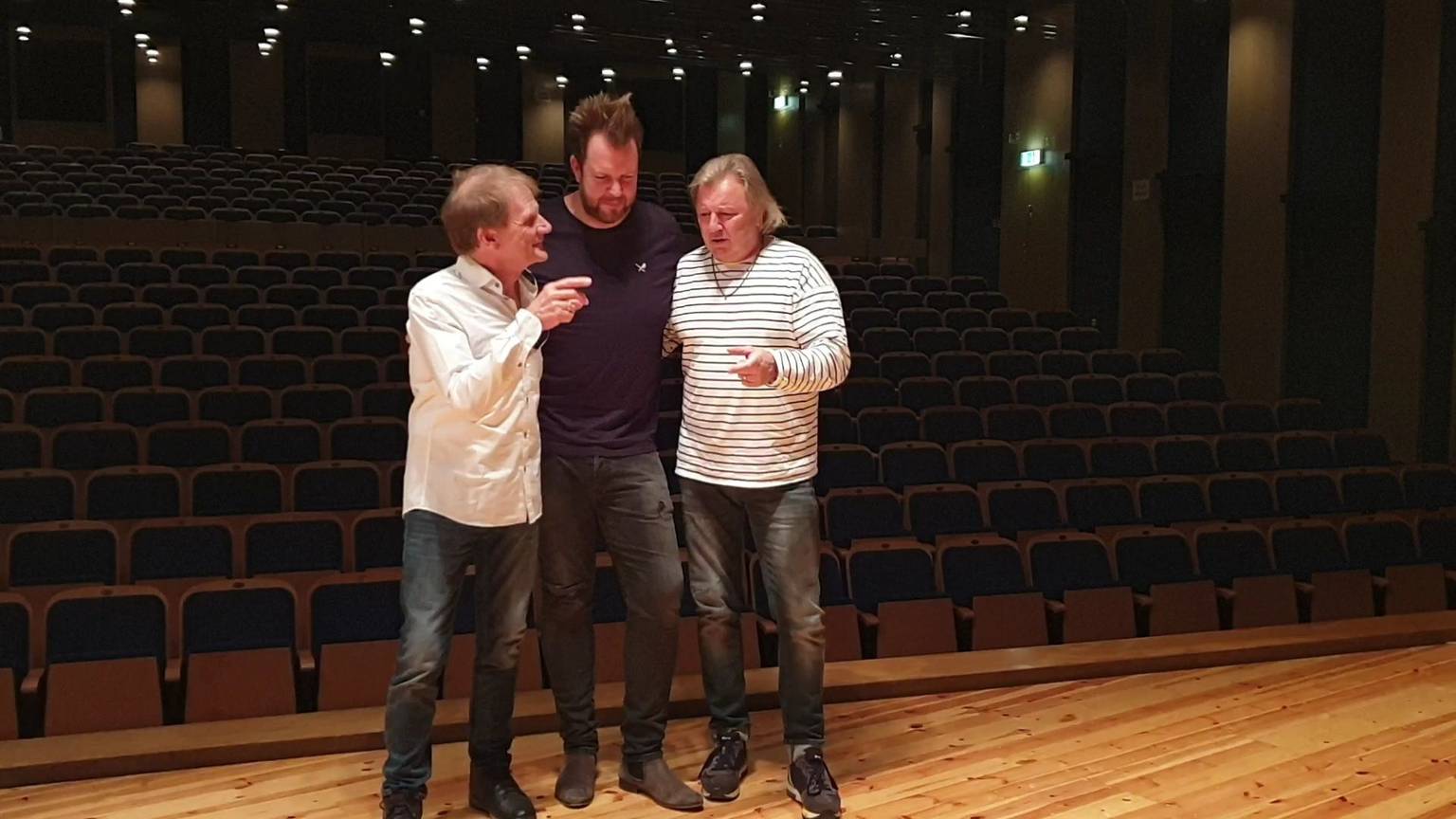 Drei Mitglieder der Gruppe Paveier stehen auf der Bühne im Euskirchener Stadttheater.