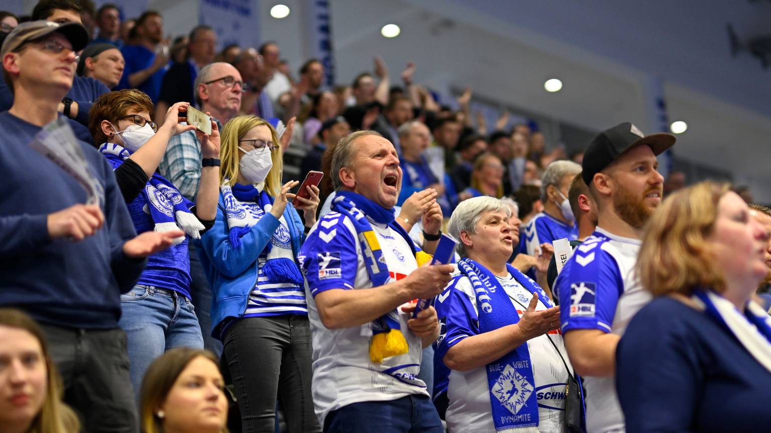 Zuschauern in der Schwalbe-Arena feiern in Trickots vom Vfl Gummersbach ihre Mannschaft an.