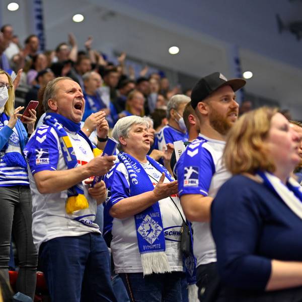 Zuschauern in der Schwalbe-Arena feiern in Trickots vom Vfl Gummersbach ihre Mannschaft an.