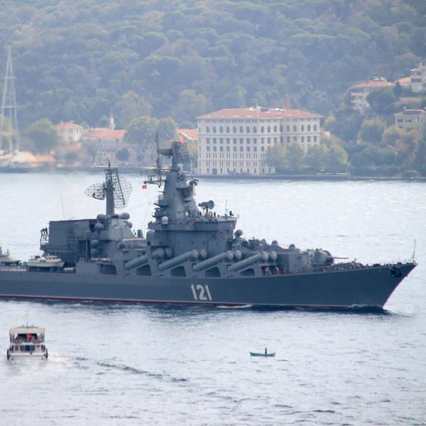 Der russische Lenkwaffenkreuzer „Moskwa“ fährt durch den Bosporus ins Mittelmeer.