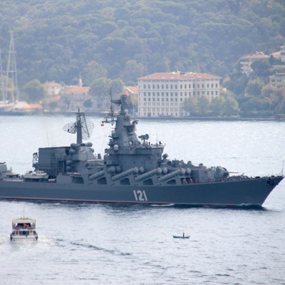 Der russische Lenkwaffenkreuzer „Moskwa“ fährt durch den Bosporus ins Mittelmeer.
