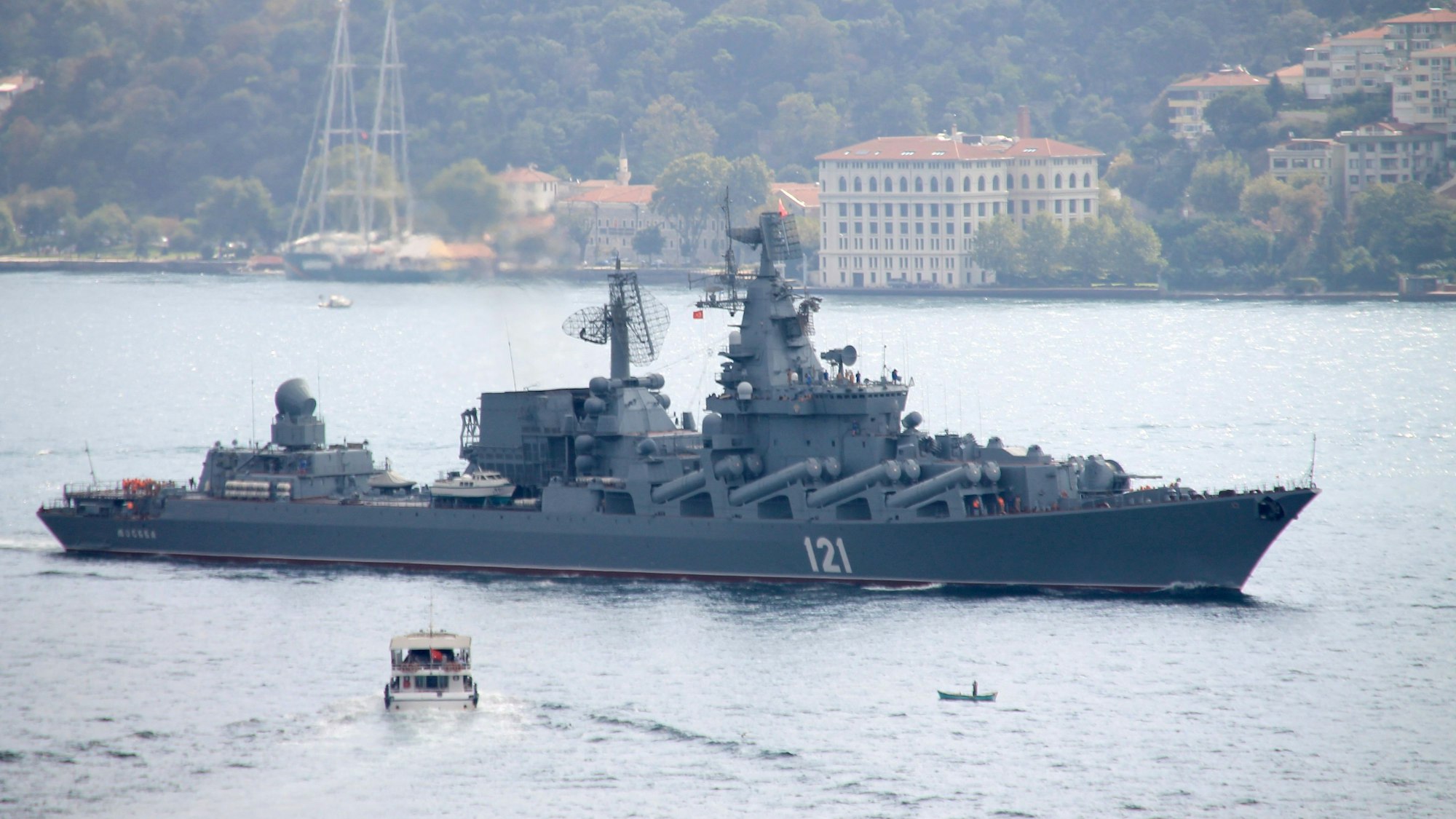 Der russische Lenkwaffenkreuzer „Moskwa“ fährt durch den Bosporus ins Mittelmeer.