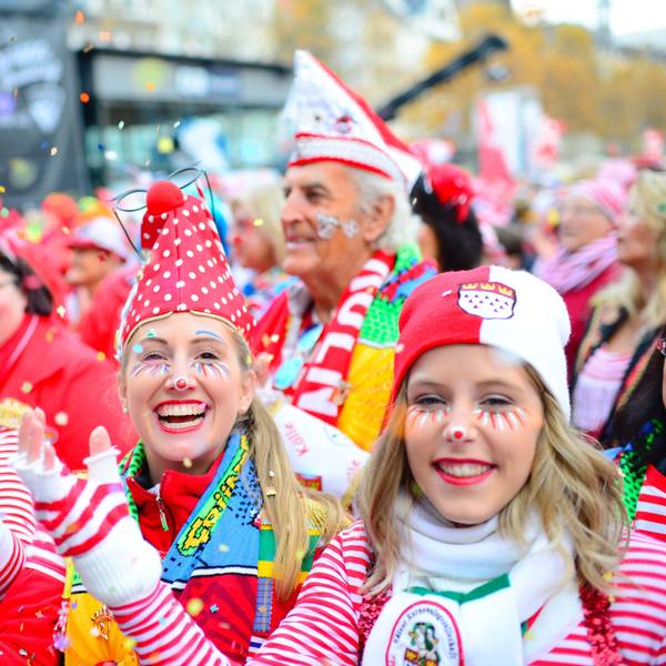Bunt verkleidete Menschen feiern auf dem Heumarkt den Start in die Karnevalssession.
