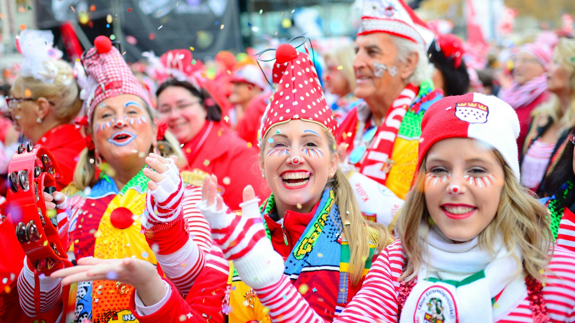 Bunt verkleidete Menschen feiern auf dem Heumarkt den Start in die Karnevalssession.