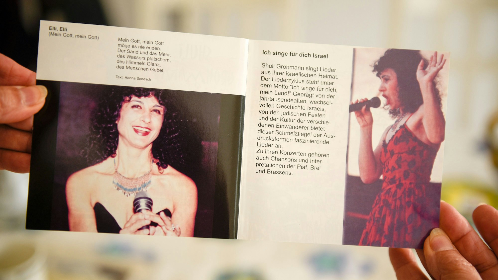 Ein Heft mit Songtexten und Bildern von Shuli Grohmann zeigt die Sängerin in jungen Jahren.