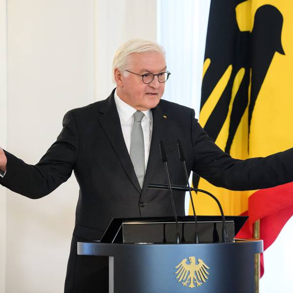 Bundespräsident Frank-Walter Steinmeier breitet bei seiner Eröffnungsrede der Tagung·„Wie erinnern wir den 9. November?“ die Arme aus.