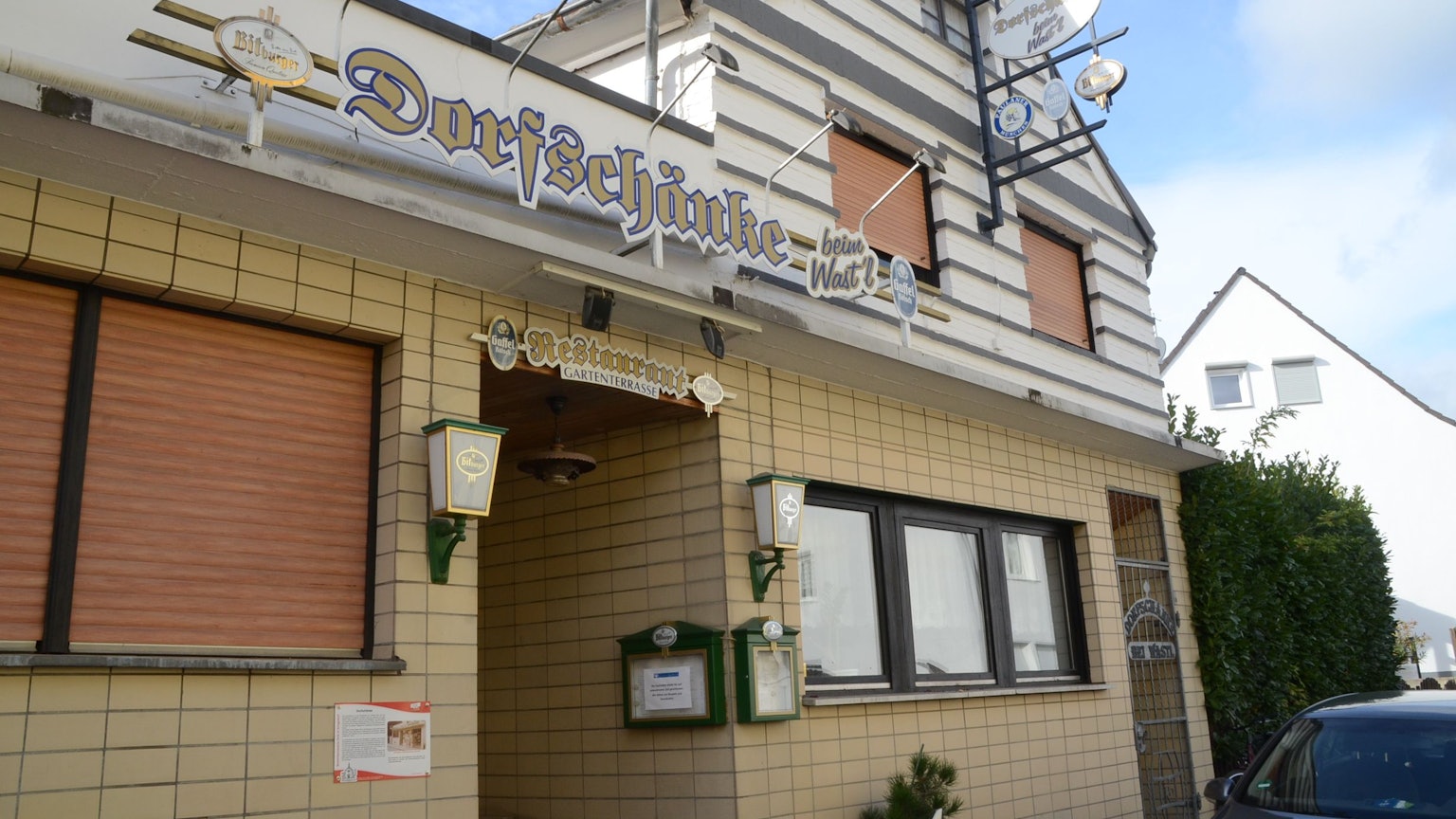 An dem Gebäude, in dem die Dorfschänke ist, sind die Fenster verschlossen.