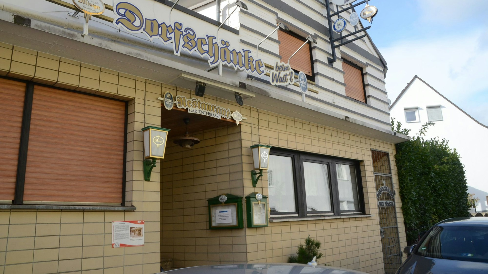 An dem Gebäude, in dem die Dorfschänke ist, sind die Fenster verschlossen.