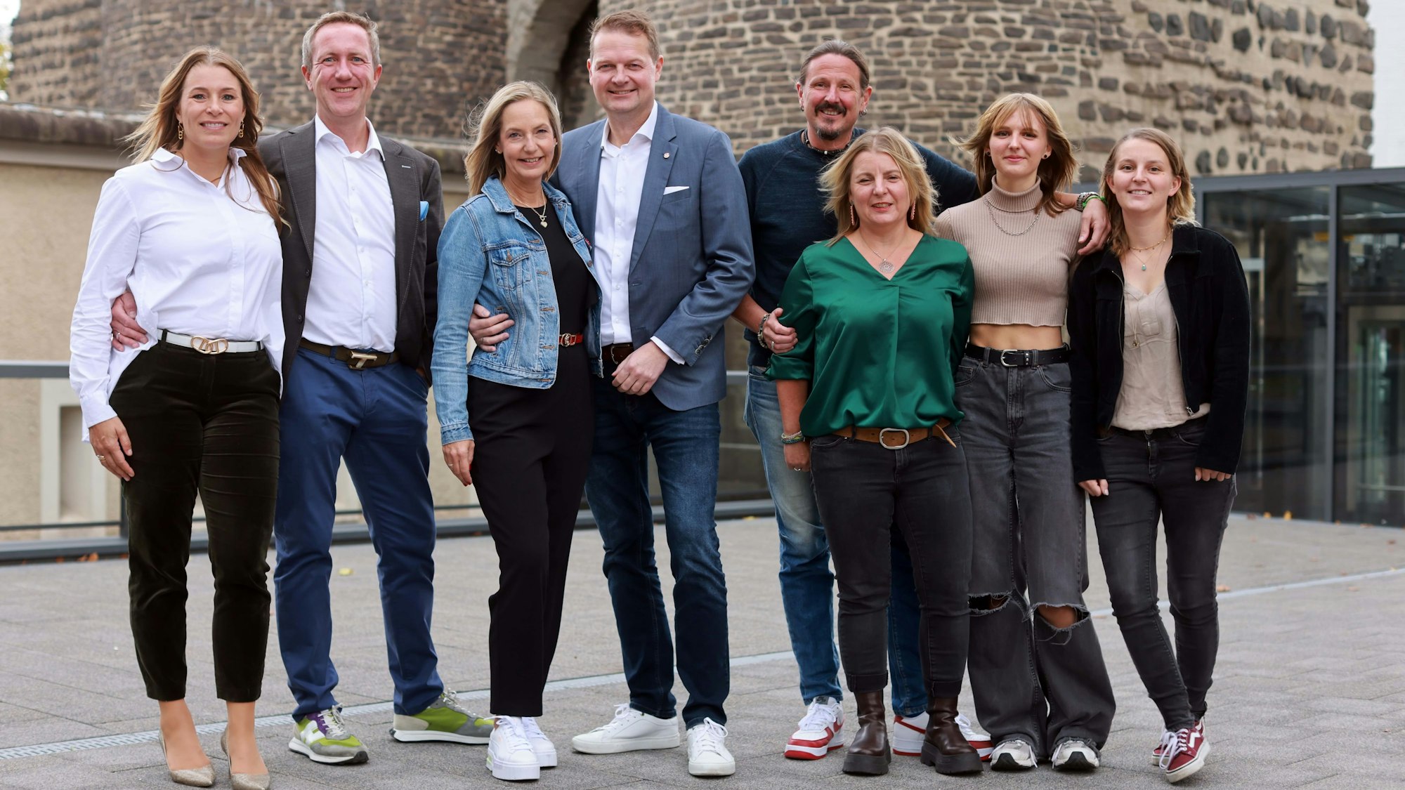 Vor der Ulrepforte, dem Quartier der Roten Funken, versammelt sich das designierte Kölner Dreigestirn mit Familie.